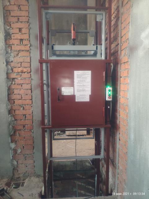 Грузовой подъемник с вертикально раздвижными дверями ПТМ ПГШ 250-8,50